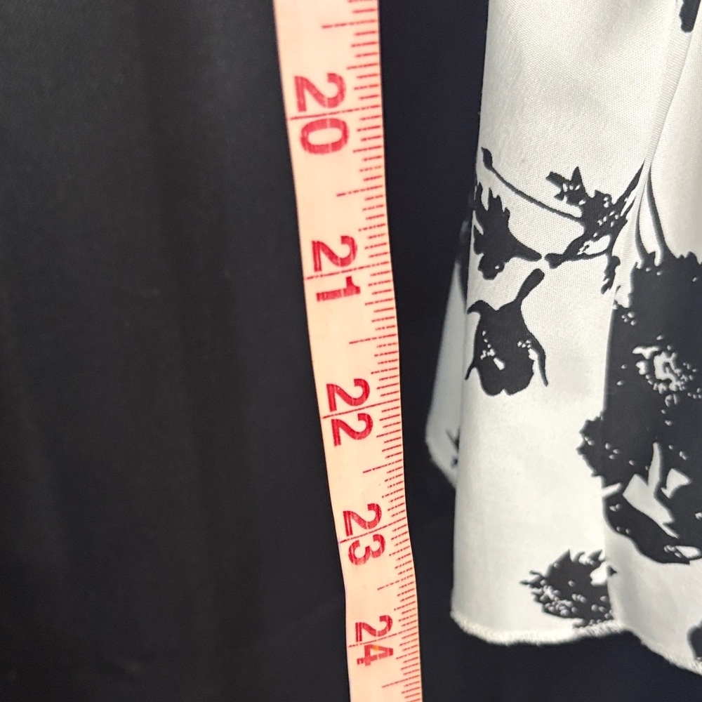 🖤Black and White Floral Women's V neck shirt🖤 - Picture 4 of 7